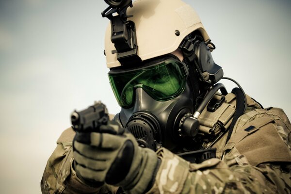 Soldat dans un casque et un masque à gaz vise l ennemi