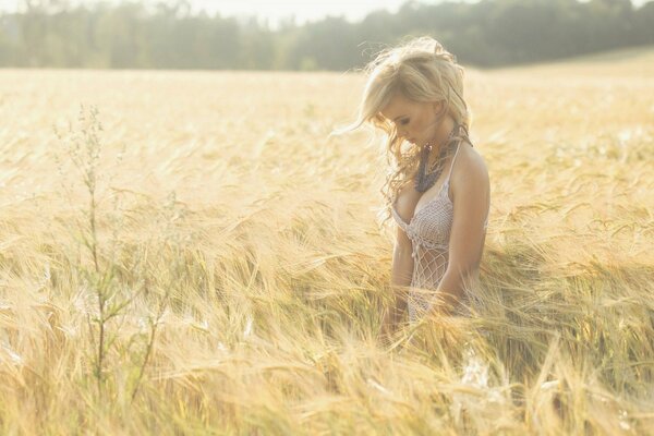 Blonde avec décolleté dans le champ