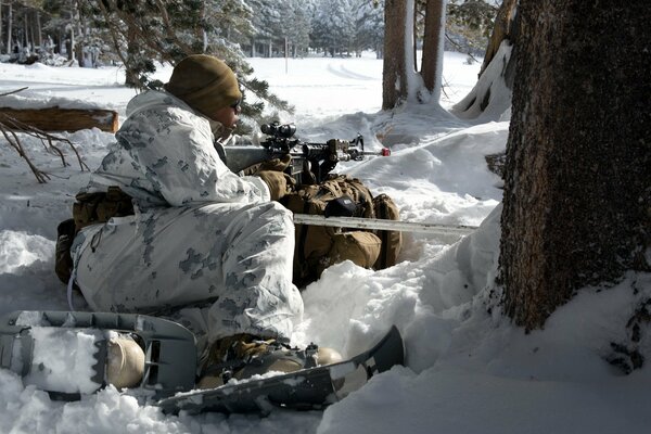 Soldado de la infantería de Marina de los Estados Unidos apunta a la nieve