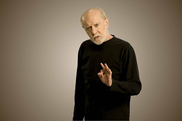 Atheist george carlin posiert vor der kamera