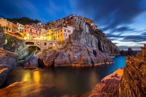 Città su una roccia in Italia, luce del cielo