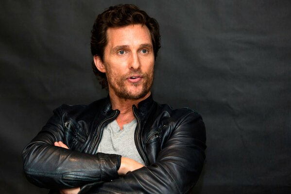 Matthew McConaughey gibt auf der Konferenz ein Interview