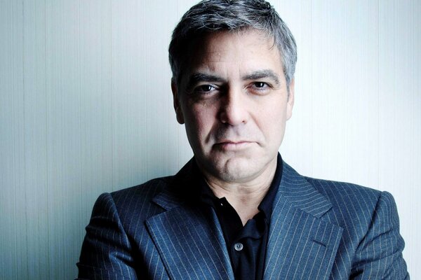 George Clooney in giacca con un sorriso e uno sguardo