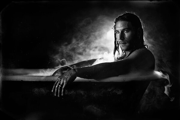 Photo dans la baignoire de Zach McGowan