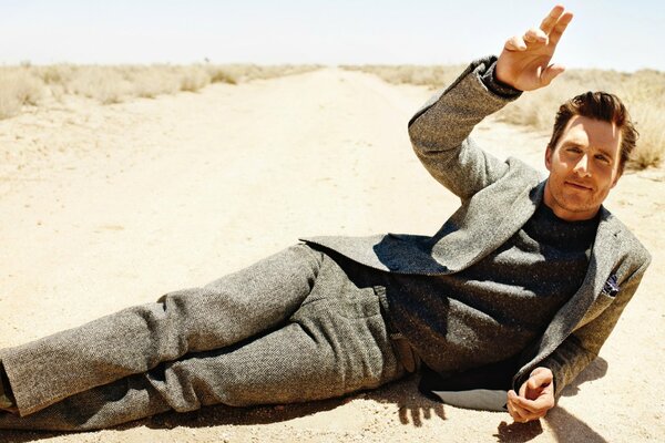 L acteur Matthew McConaughey est couché sur le sable