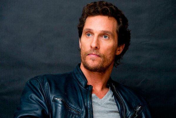 Matthew McConaughey in schwarzer Jacke und grauem T-Shirt