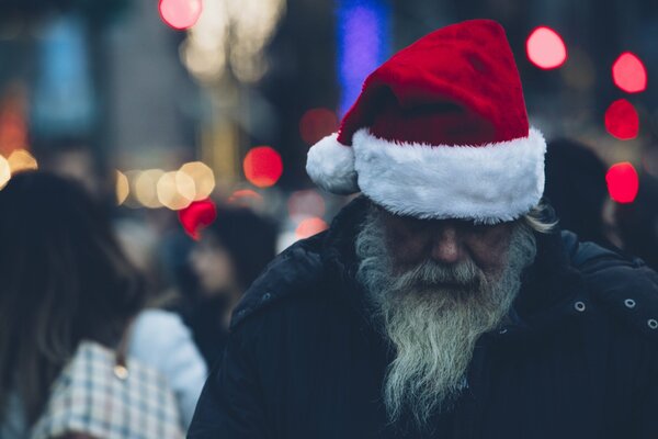 Homme barbu dans le chapeau du père Noël