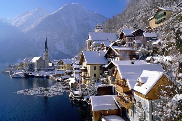 Eine Stadt in Österreich in den Bergen spiegelt sich in der Oberfläche des Sees wider