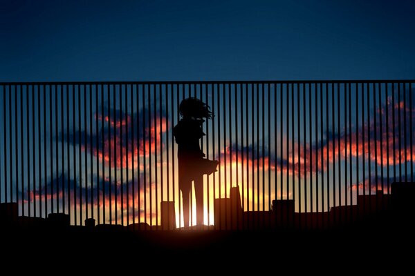 Chica en la ciudad en medio de la puesta de sol
