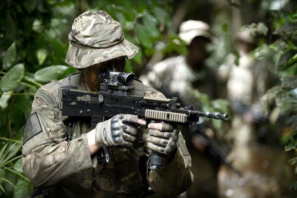 Soldado con armas del comando británico