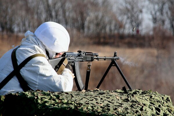 Soldat en uniforme sur le tir