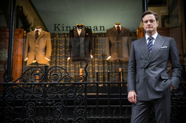 Colin Firth con i costumi del film Kingsman