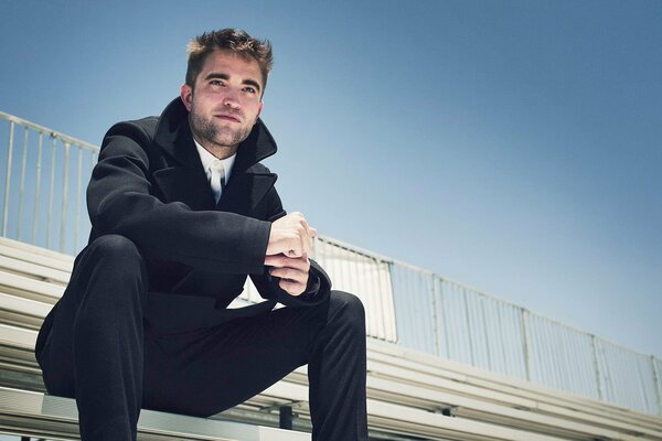 Robert Pattinson pose pour une séance photo à l édition britannique