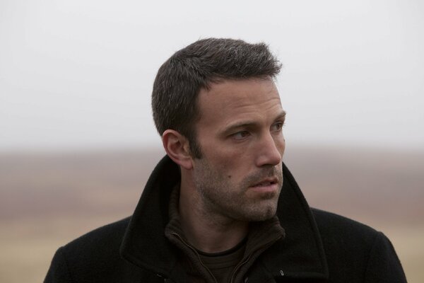 Ben Affleck in un cappotto nero