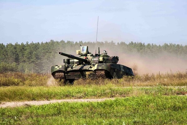 Militärische Ausrüstung auf dem Feld