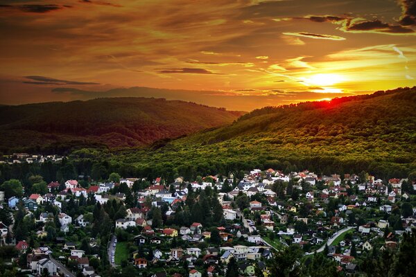 Hermoso paisaje, Ciudad en las montañas