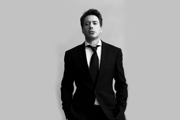 Famoso actor en un traje ajustado, Robert John Downey Jr.