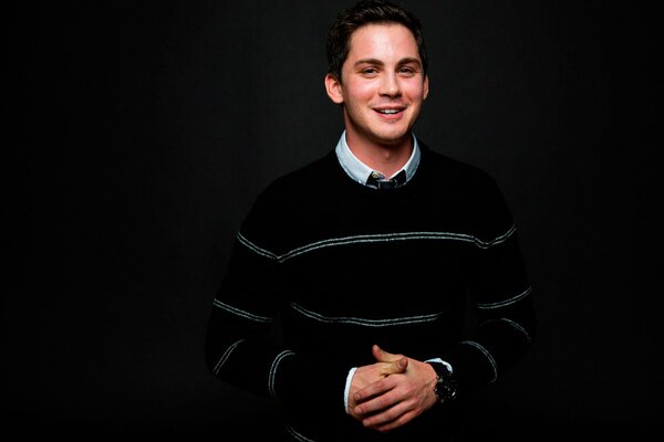 Logan Lerman sonríe misteriosamente en una sesión de fotos