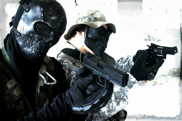 Mężczyźni w czarnych maskach z pistoletami