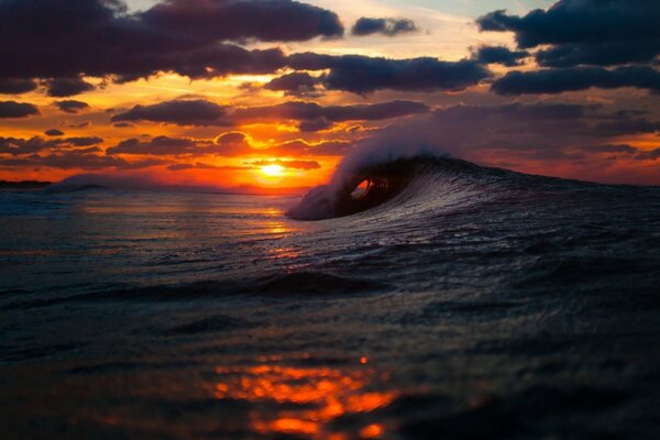 Grosses vagues sur fond de coucher de soleil du soir