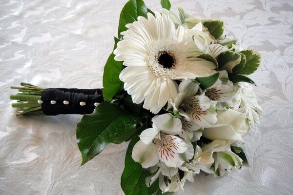 Bouquet da sposa bianco di Gerber, alstroemerium su materia bianca