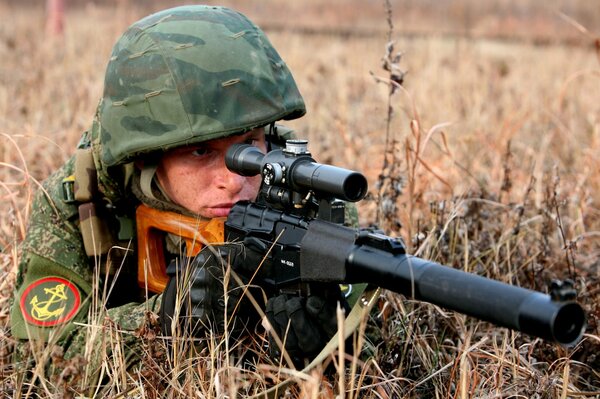 Soldat zielt mit Scharfschützengewehr ab