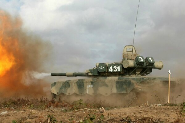 Équipement militaire char t-80 en action salve