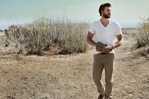 Liam Hemsworth sur fond de nature