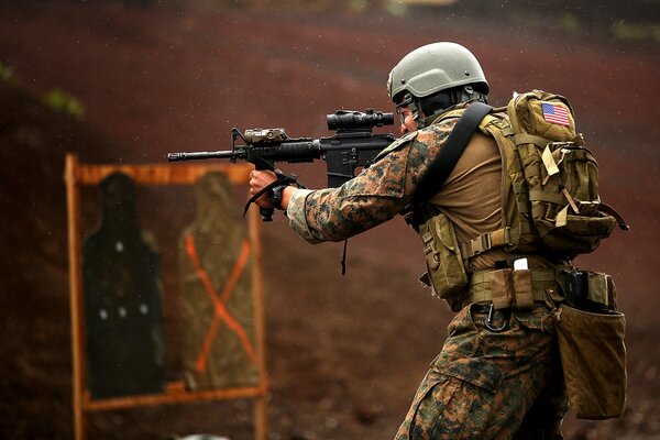 Soldato del corpo dei Marines degli Stati Uniti nel campo di addestramento