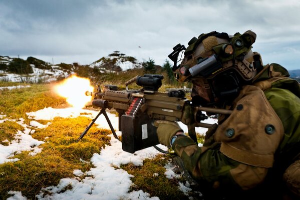 A soldier shoots, the Norwegian army