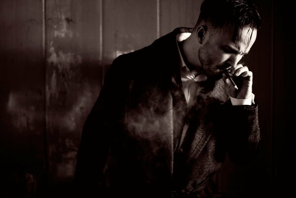 Un servizio fotografico di Aaron Paul, fumatore di sigarette, nel luglio 2014