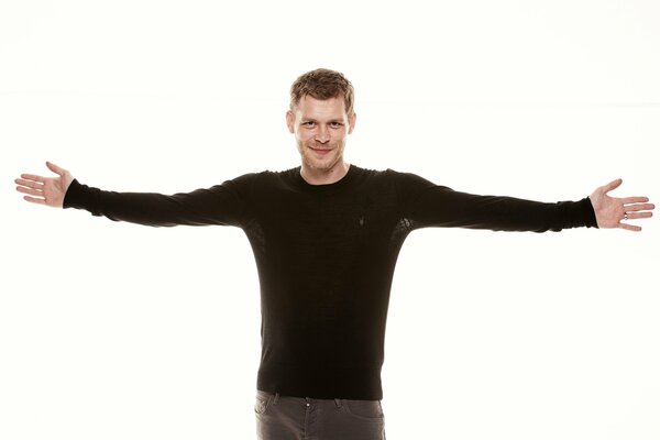 Joseph Morgan en pull noir sur fond blanc