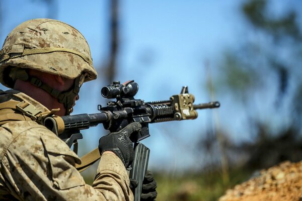 Soldado con armas apuntando