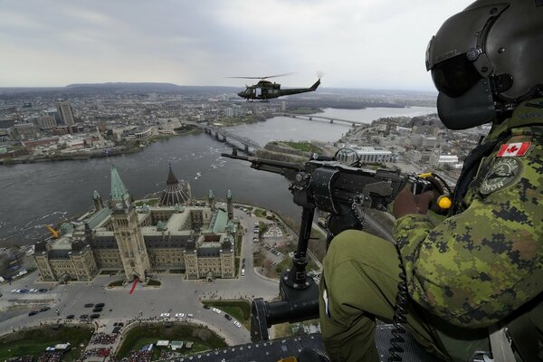 Snajper czeka na swój helikopter