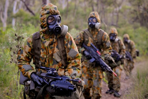 Soldaten in Tarnung mit Ausrüstung