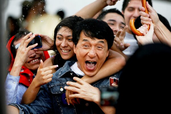 Jackie Chan en una multitud de fanáticos