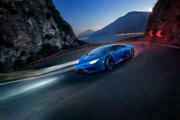 Lamborghini bleu sur la route serpentine Monte à grande vitesse