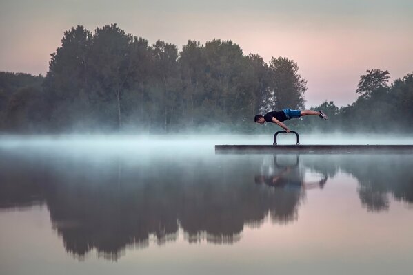 Утренее озеро туман и гимнаст