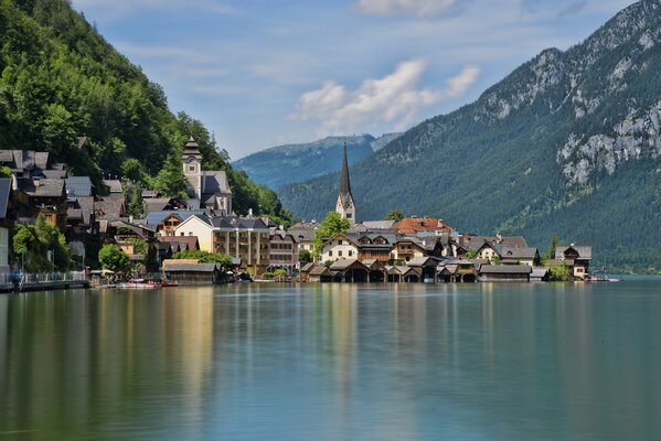 Maisons de ville dans le reflet de la surface de l eau