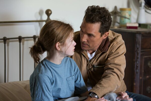 Matthew McConaughey and Mackenzie Foy in the movie Interstellar 