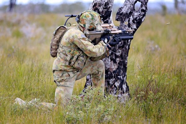 Soldat de l armée australienne avec des armes