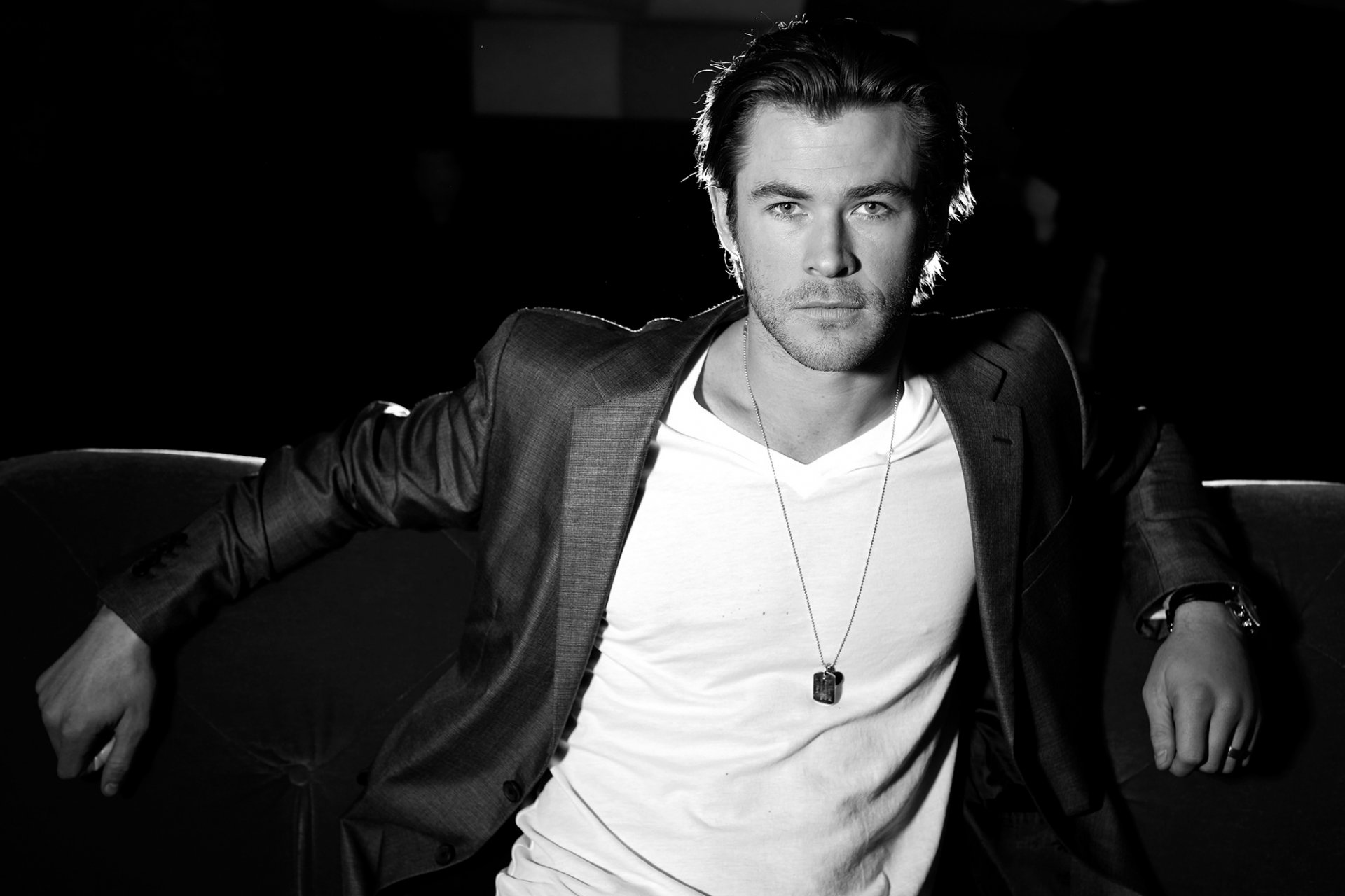 chris hemsworth hombre actor rubio chaqueta camiseta blanco y negro