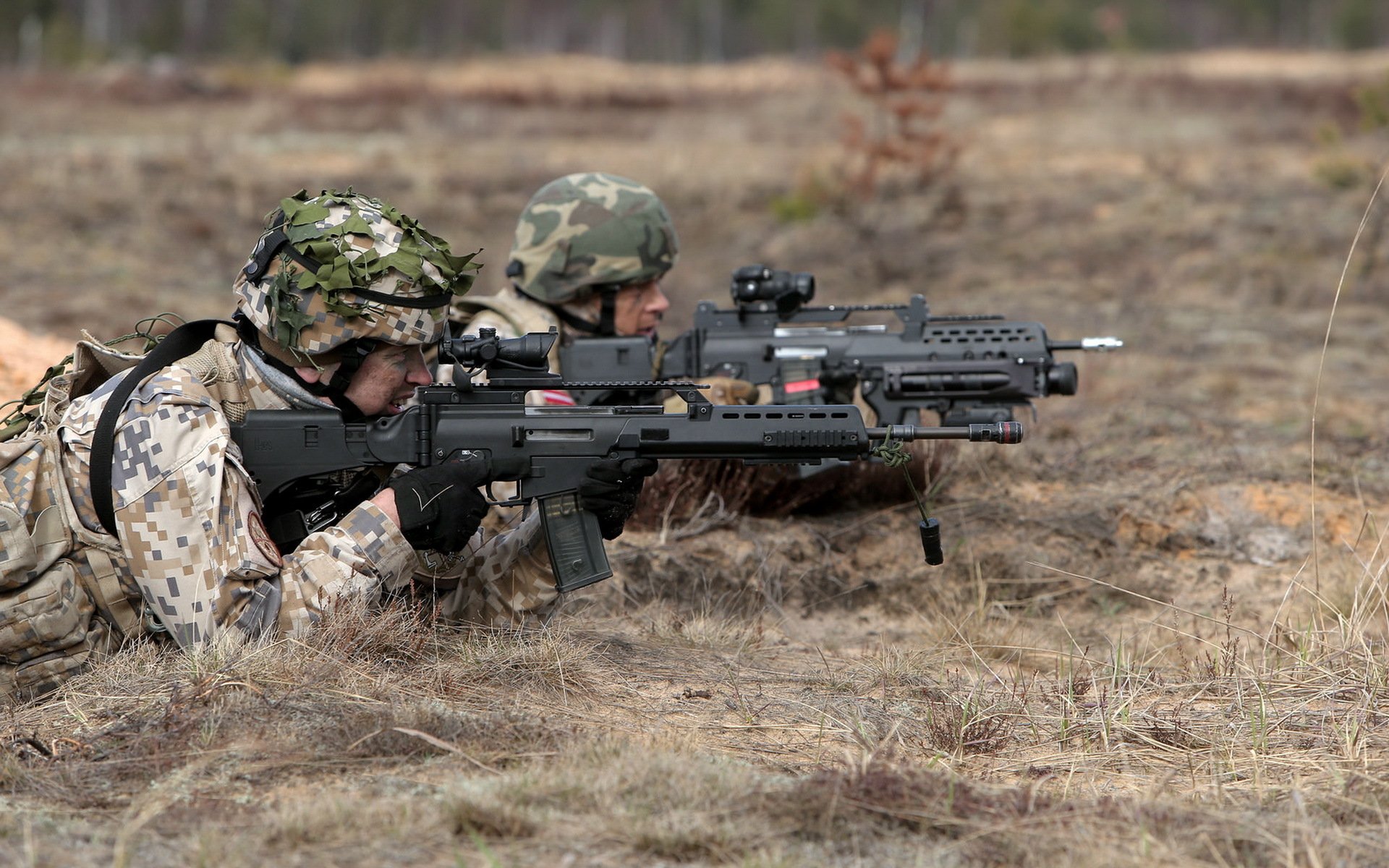 soldados armas ejército letón