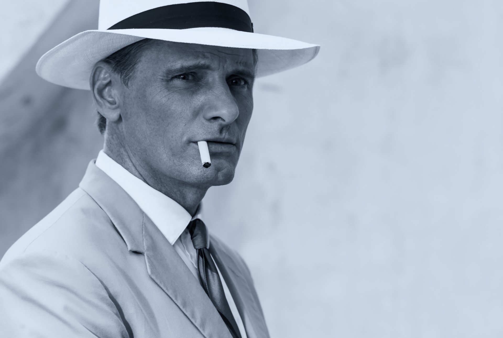 viggo mortensen retrato cigarrillo sombrero