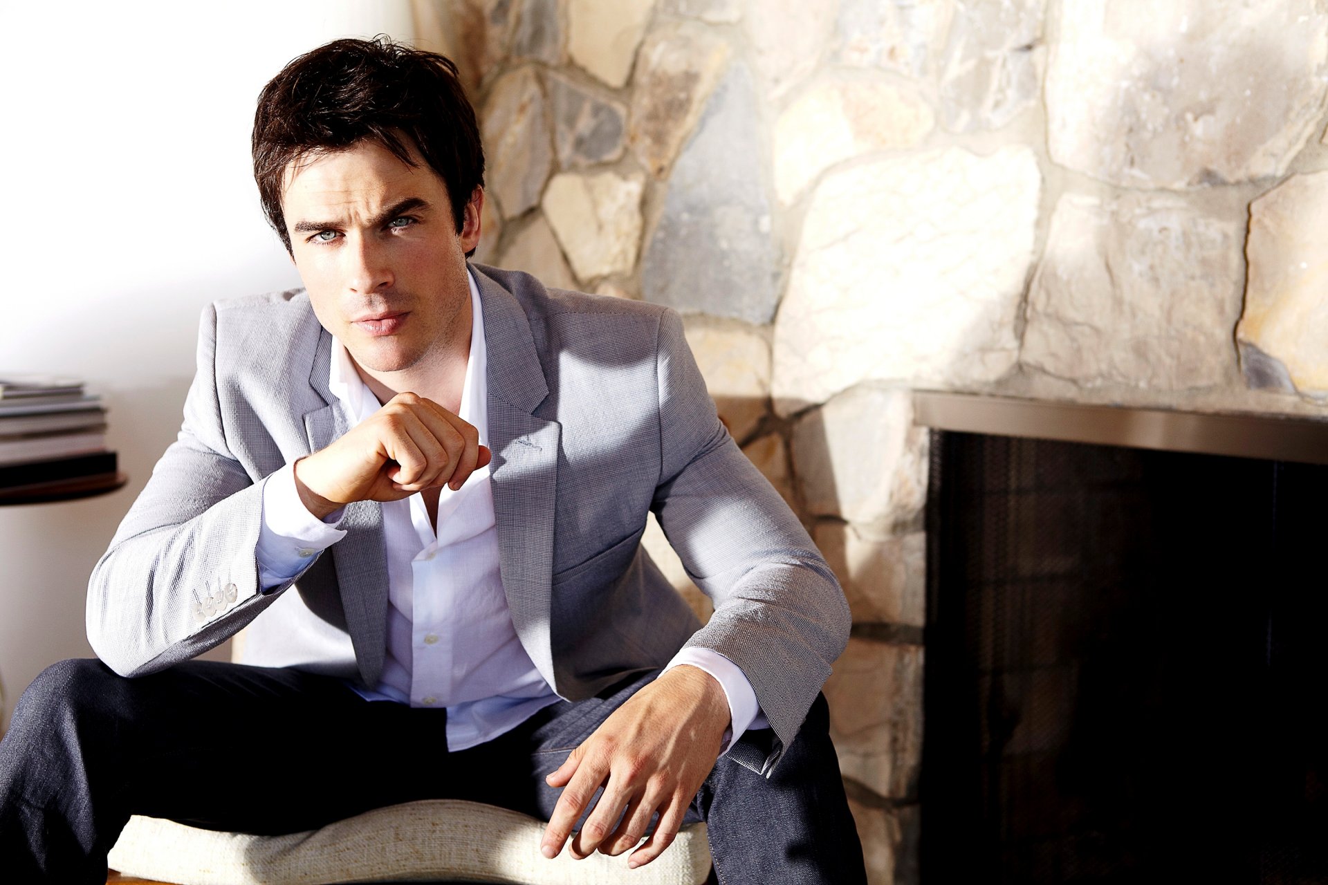 ian somerhalder ian somerhalder mężczyzna brunet aktor twarz spojrzenie garnitur fotel