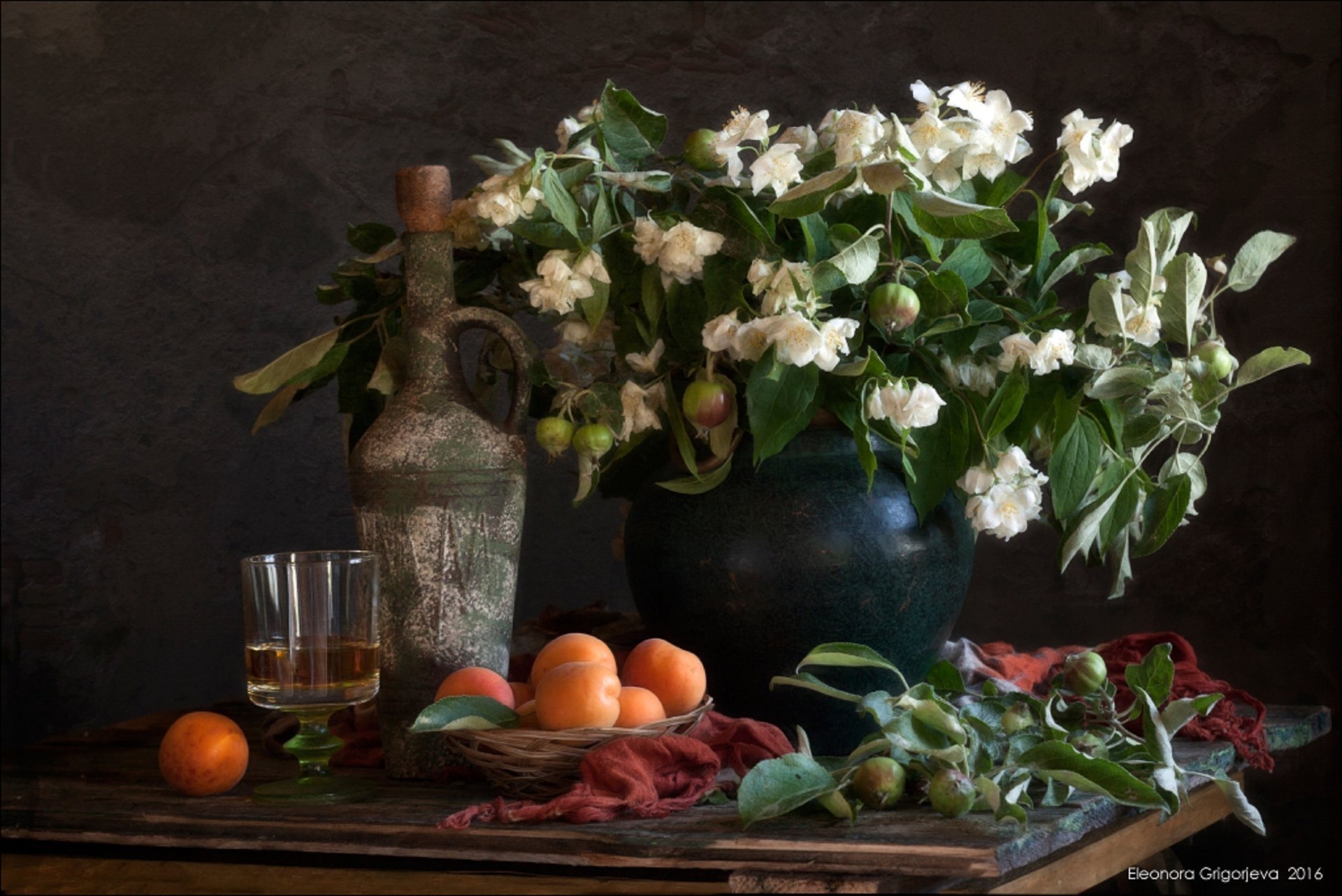 gelsomino mele verdi colore bianco vino albicocche natura morta