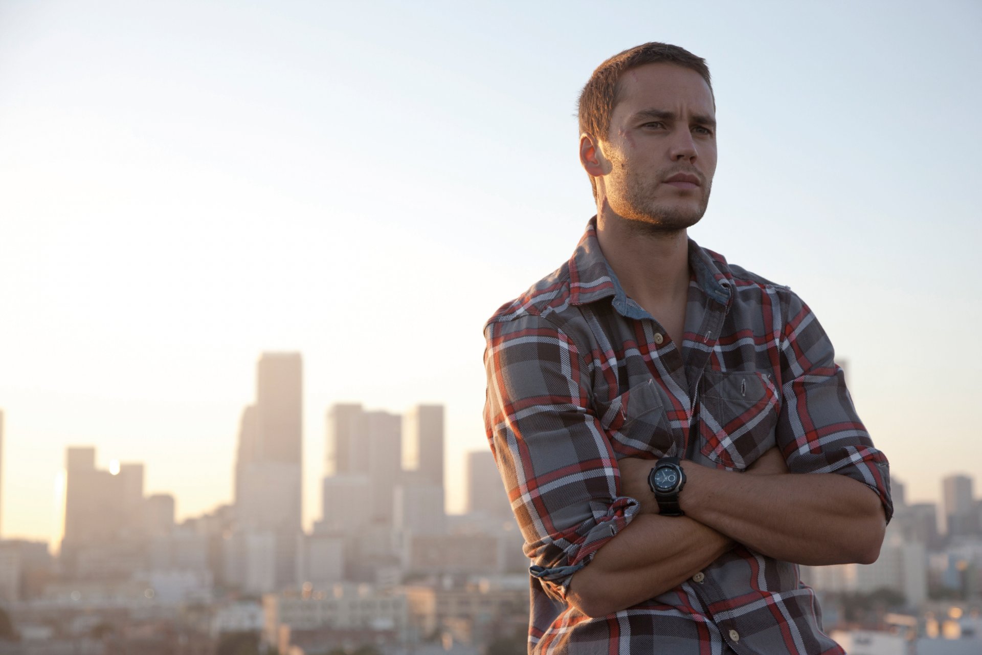 taylor kitsch chemise portrait