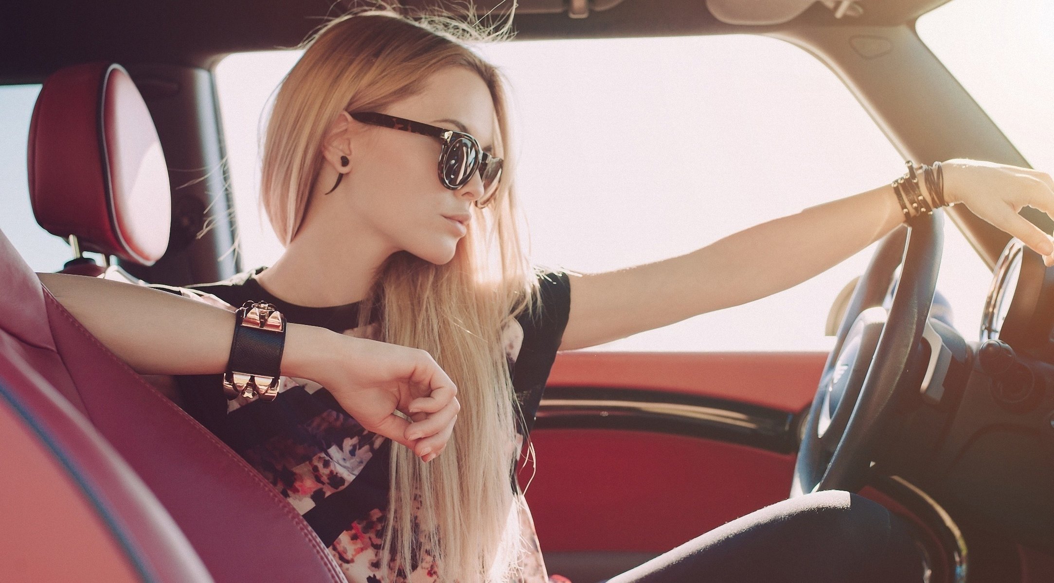 blonde beauté cheveux longs regard