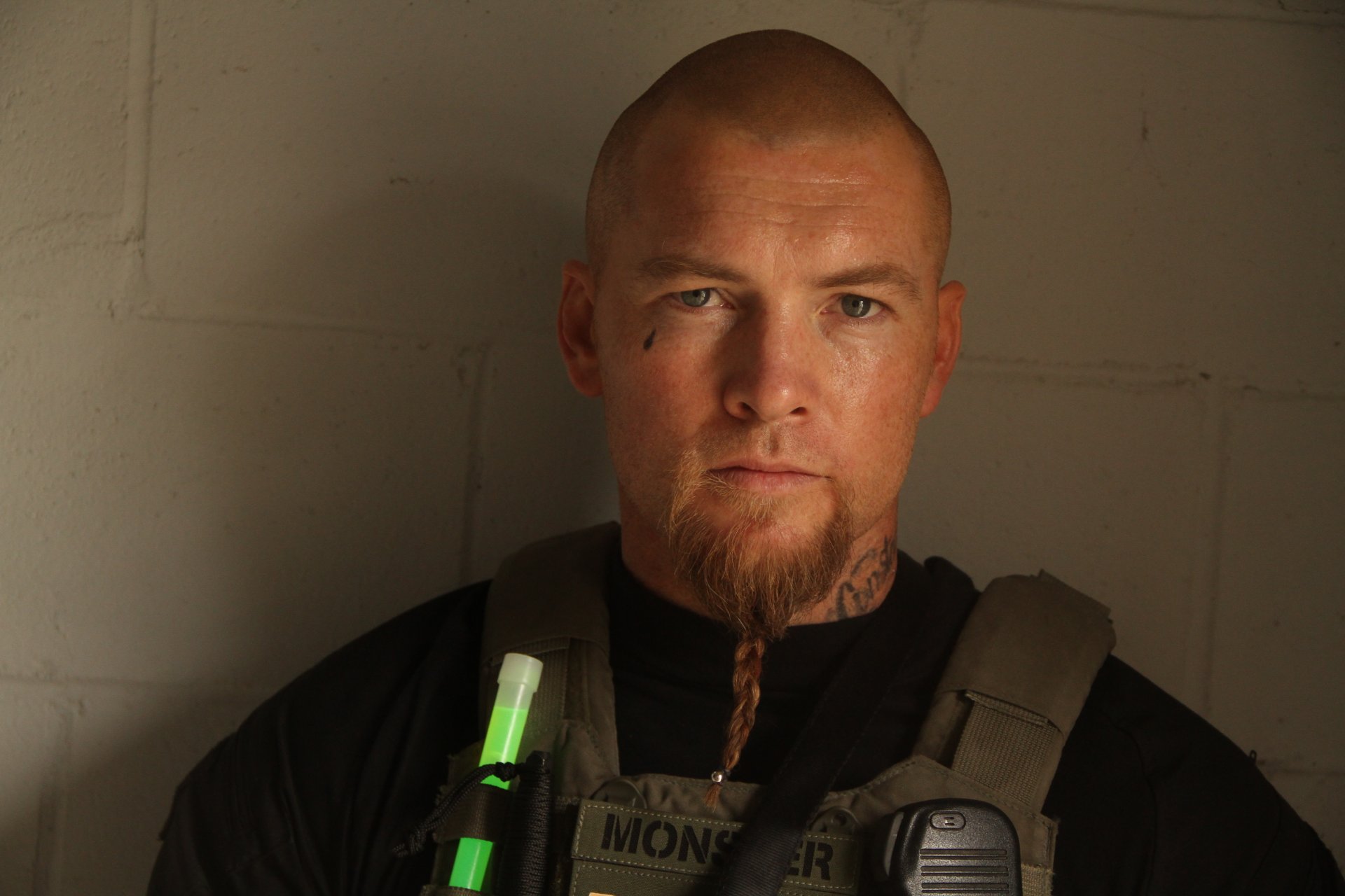 sam worthington porträt monster sabotage