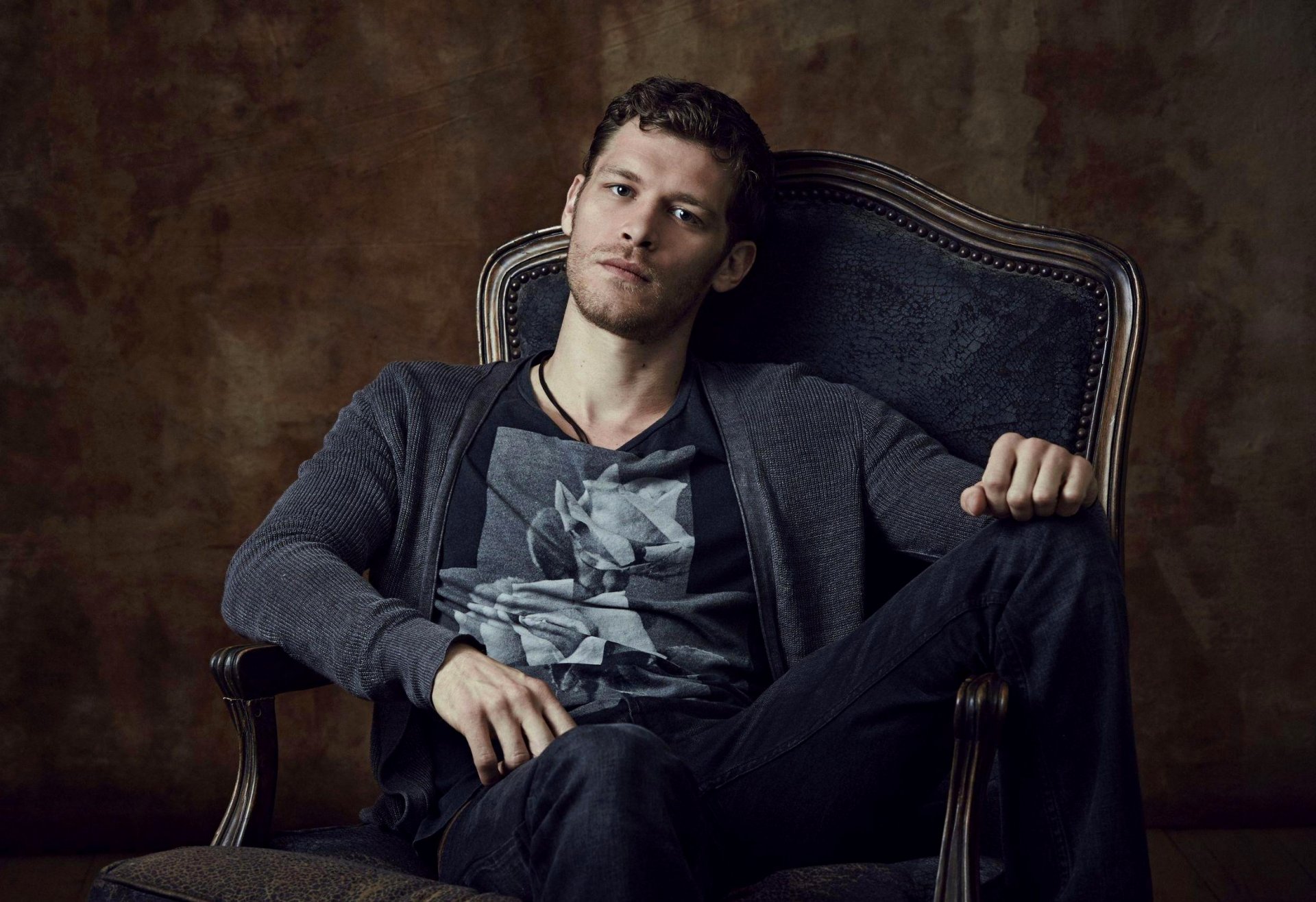 joseph morgan men chair actor tv series the originals first-born ancient klau